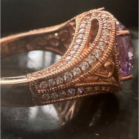 Gorgeous designer ring . Lavender and white CZ set in Rose gold over silver - Picture 7 of 7
